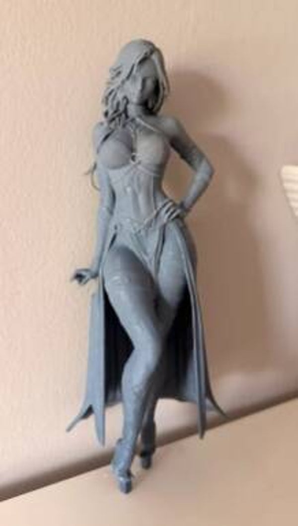 Figurine femme fantasy en résine grise – Modèle brut non peint