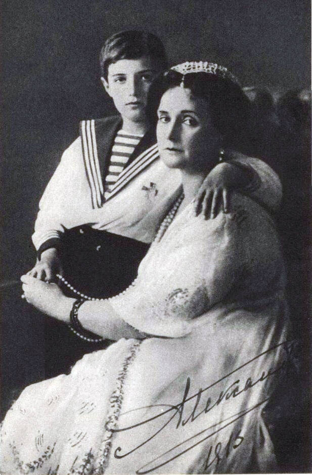 Le tsarévitch Alexis dans les bras de sa mère. (vers 1910)