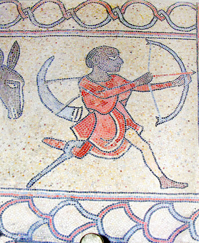Détail d'une mosaïque de la Cathédrale de Lescar, 12e siècle : un Maure unijambiste, armé d'un arc, court avec une jambe de bois. Cette œuvre, commandée par l’évêque Guy de Lons, qui a mené plusieurs expéditions contre les Sarrasins d’Espagne, a été réali