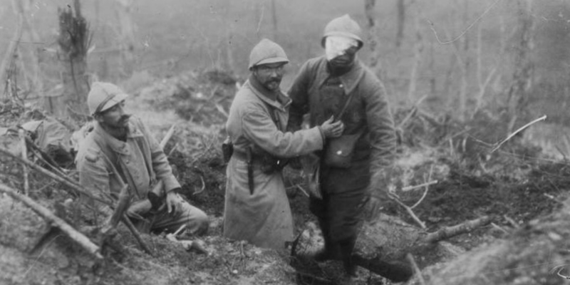 Évacuation d’un tirailleurs sénégalais blessé au Chemin des Dames