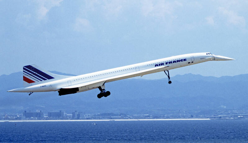 Concorde d'Air France à l’atterrissage à l'aéroport international du Kansai au Japon, en 1994.