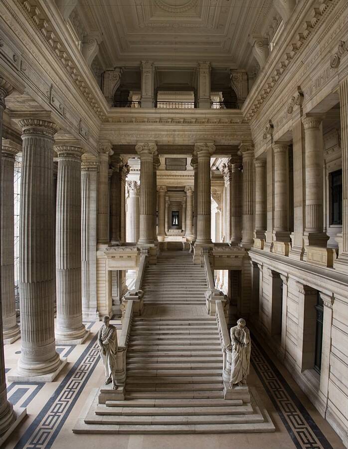 Le grand escalier du Palais de Justice de Bruxelles