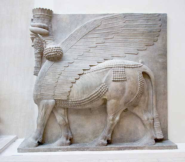 Taureau androcéphale ailé. Bas-relief de la façade m, porte k, du palais bâti par Sargon II à Dur Sharukin, en Assyrie (actuelle Khorsabad, Iraq), v. 713–716 av. J.-C. (Louvre Museum,