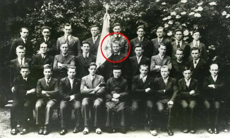 Maurice Bavaud (cercle rouge) avec sescamarades d'école vers 1937