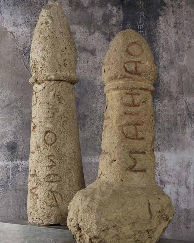 stèles phalliques de tombes étrusques