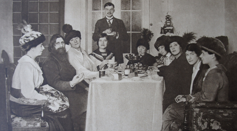 Raspoutine entouré de quelques unes de ses admiratrices