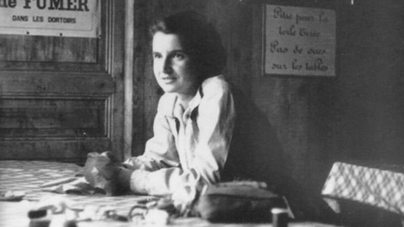 Rosalind Franklin,  à Paris du temps où elle travaillait au Centre national de la recherche scientifique (CNRS)