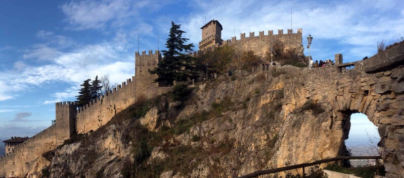 Vue du mur défensif protégeant la forteresse de Guaita - Saint-Marin