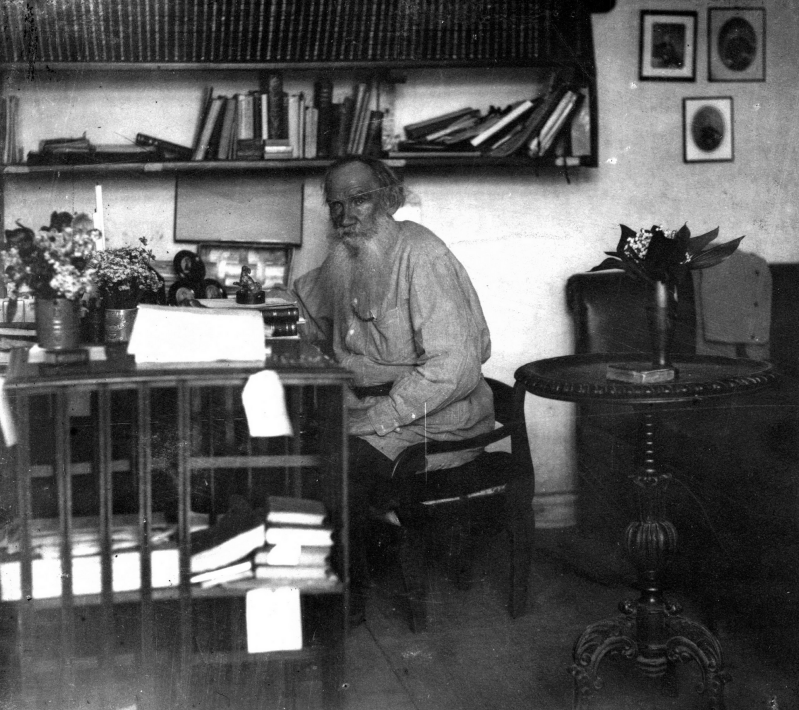 Tolstoï à son bureau en 1908