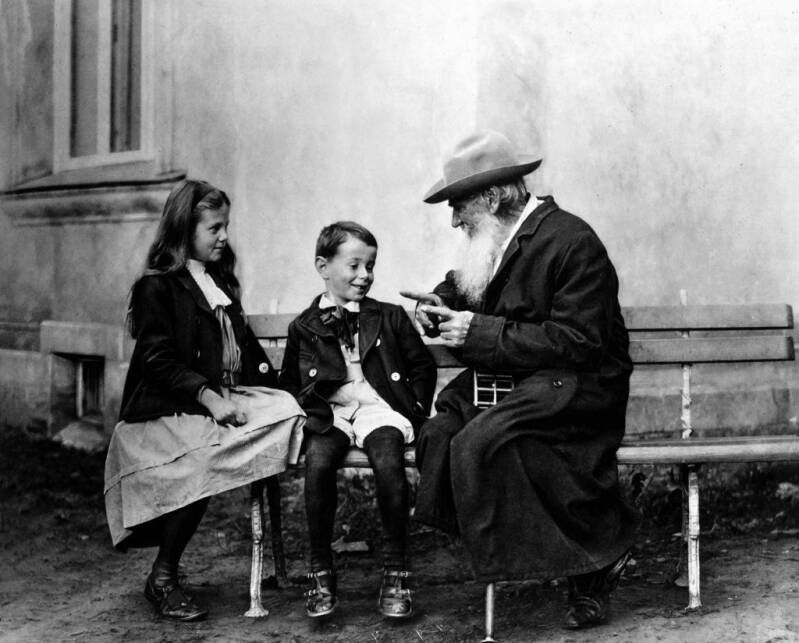 Tolstoï avec ses petits-enfants, Sophie et Ilia 