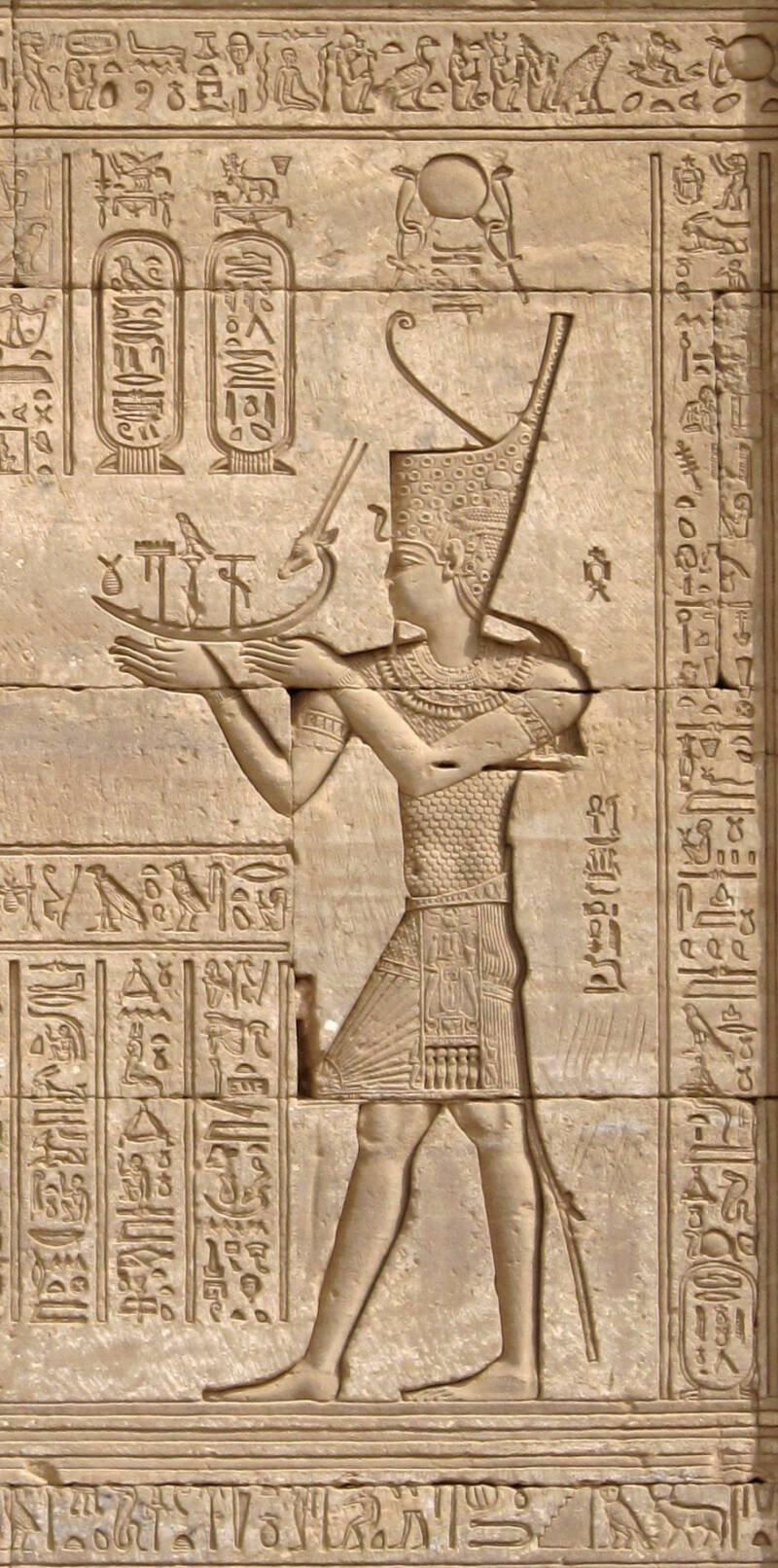 L’empereur Trajan, vêtu à l’égyptienne faisant des offrandes aux dieux (Temple de Dendérah).