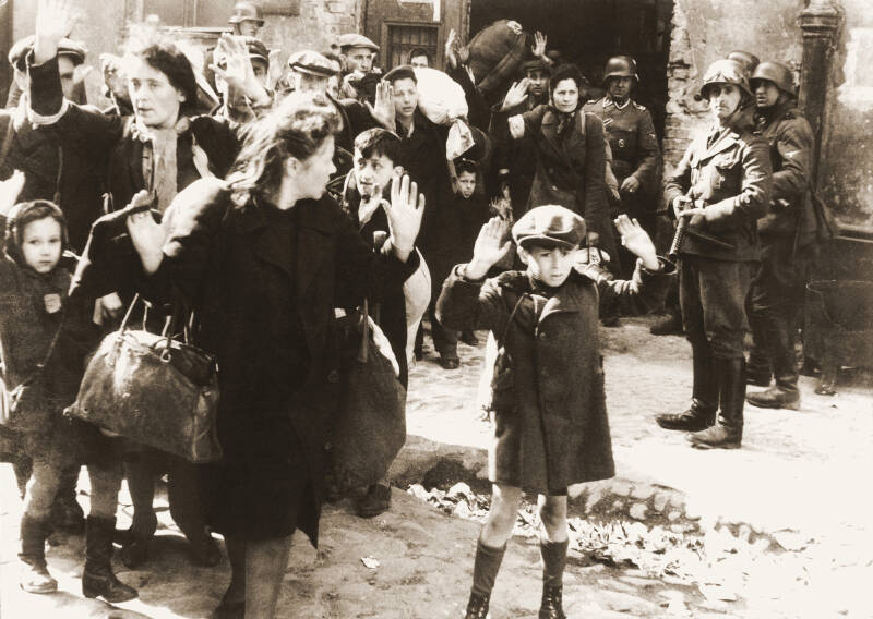 Au même moment ou ils guillotinaient Marcel Gerbohaye , les nazis réprimaient le soulèvement du ghetto de Varsovie (1943)