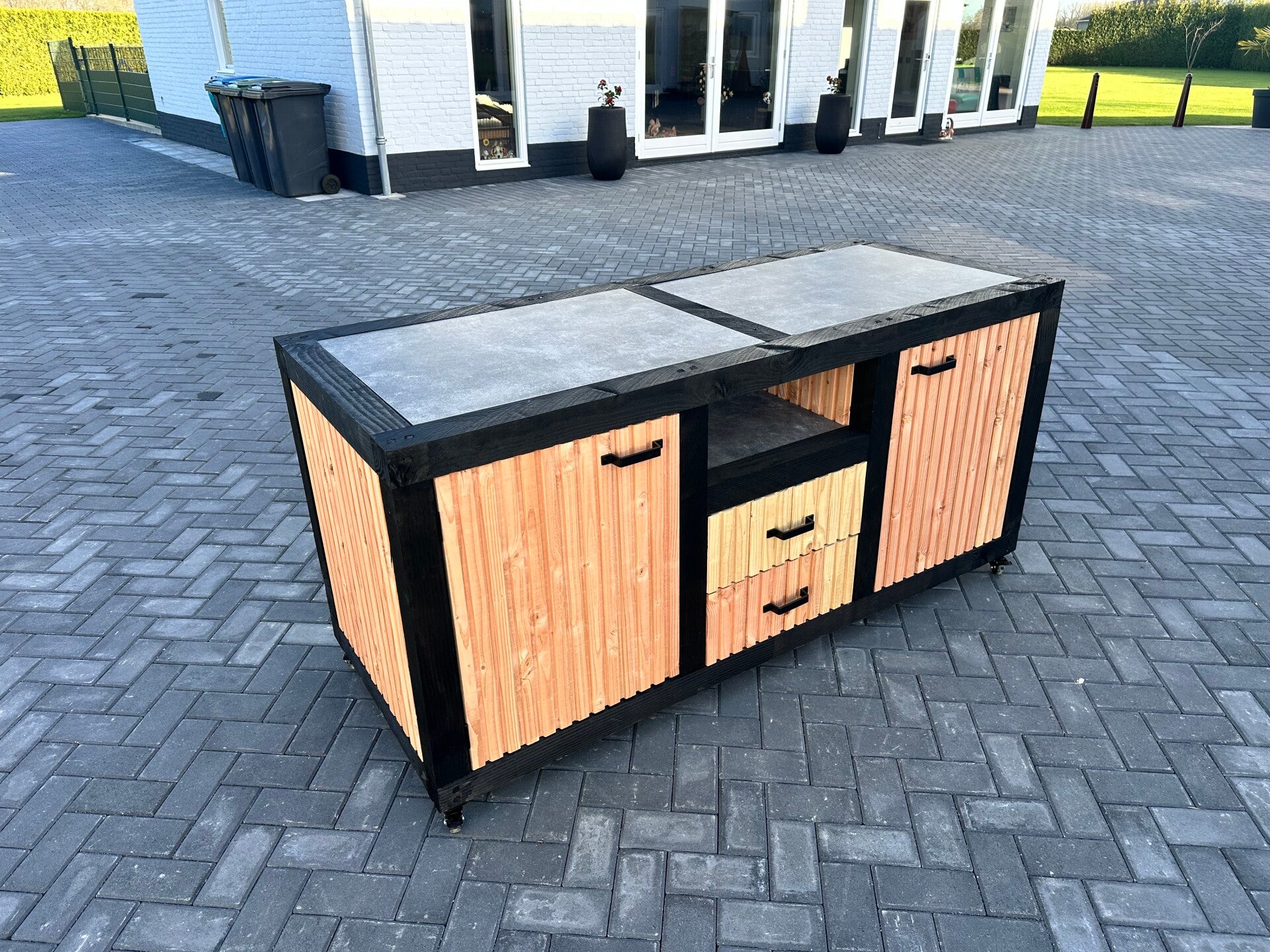 Luxe buitenkeuken met lades
