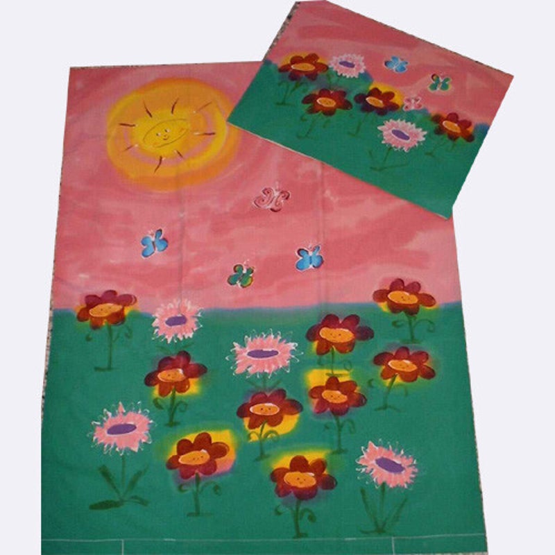 Heilmálað með blómum, fiðrildum og sól