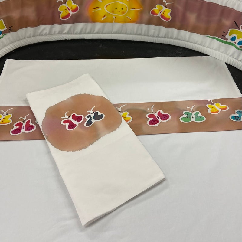 Ljósbrúnt ungbarnaver og rúmkantur í stíl