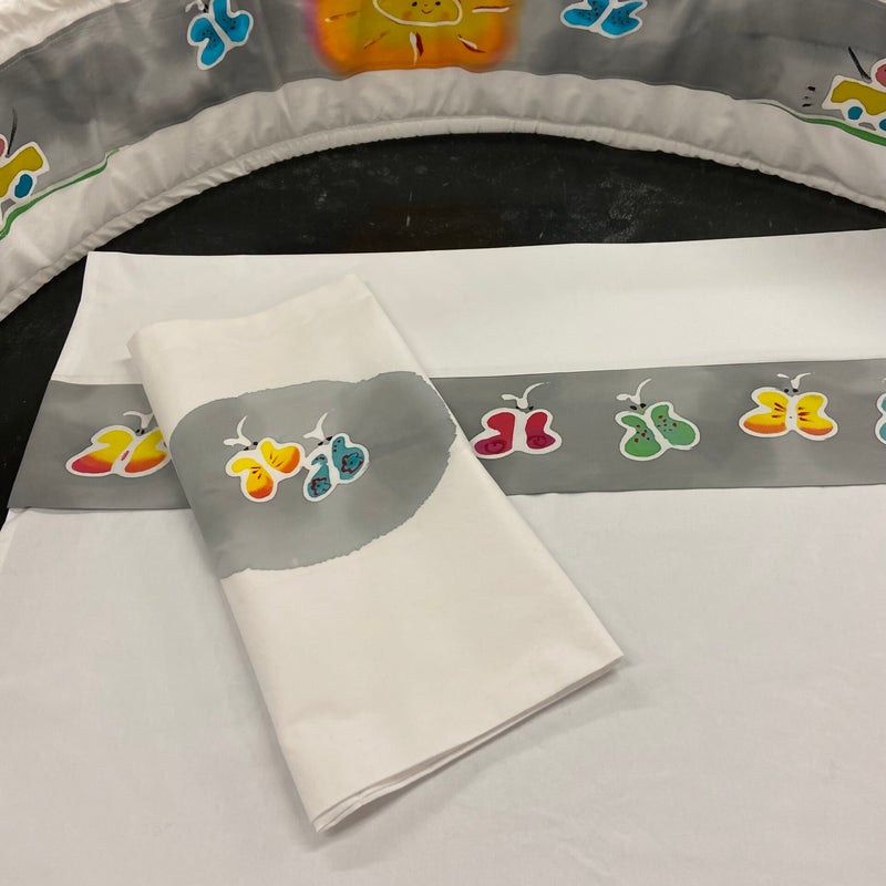 Grátt ungbarnaver og rúmkantur í stíl