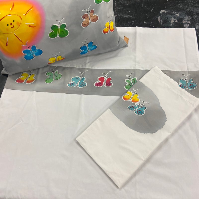 Grátt ungbarnaver og bænapúði í stíl