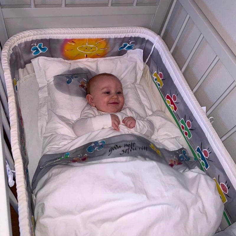 Grár rúmkantur og grátt lítið milliverk, ungbarna