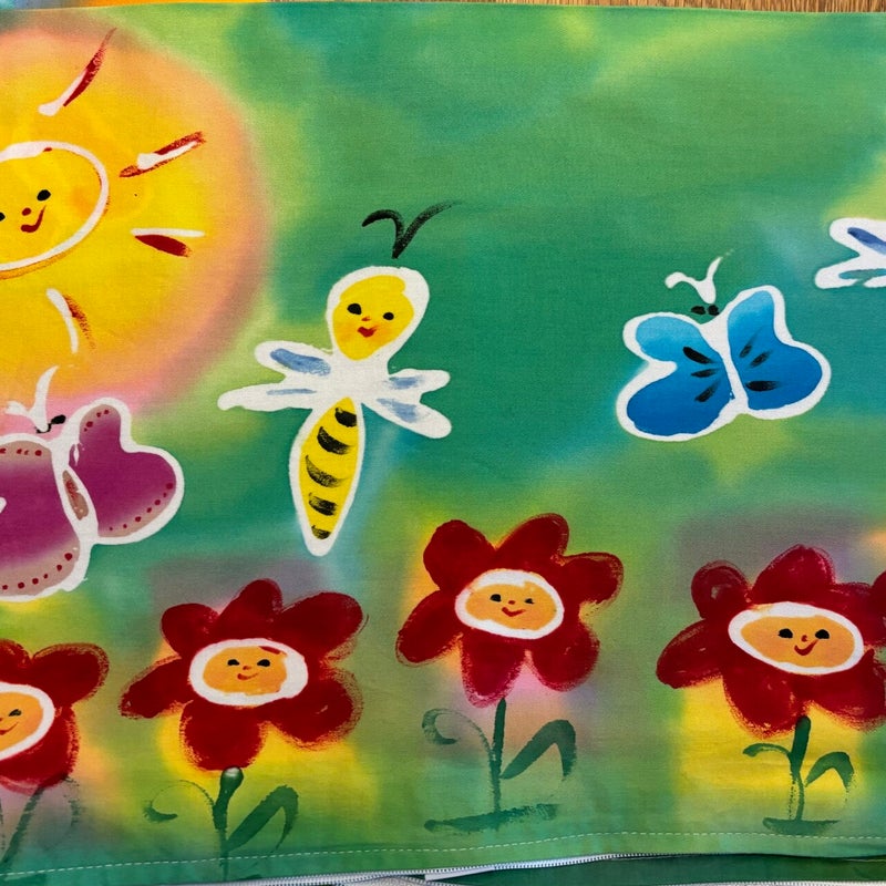 grænn með bíflugum, fiðrildum og blómum