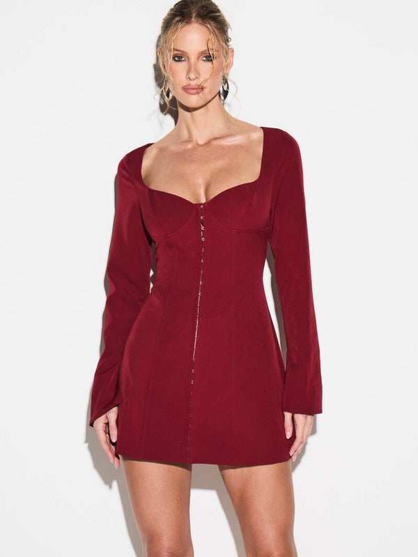 Robe élégante avec manches longues et boutons