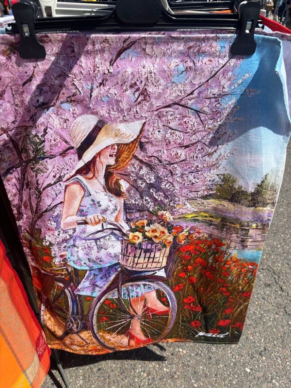 Torchon vélo sous l'arbre