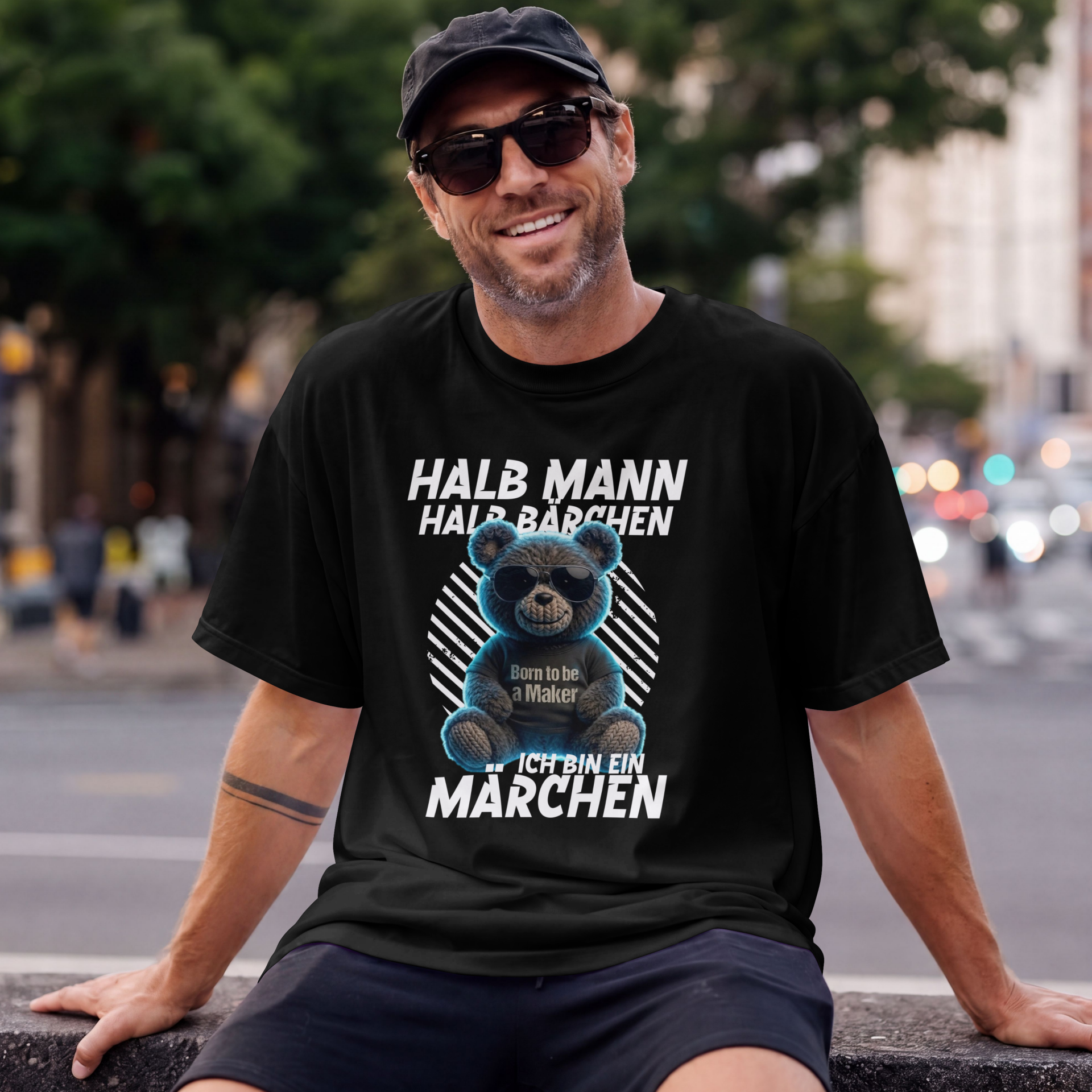 Herren T-Shirt „Halb Mann, Halb Bärchen“ – Teddybär Print & Maker Spruch – Fun Shirt für Männer & Handwerker