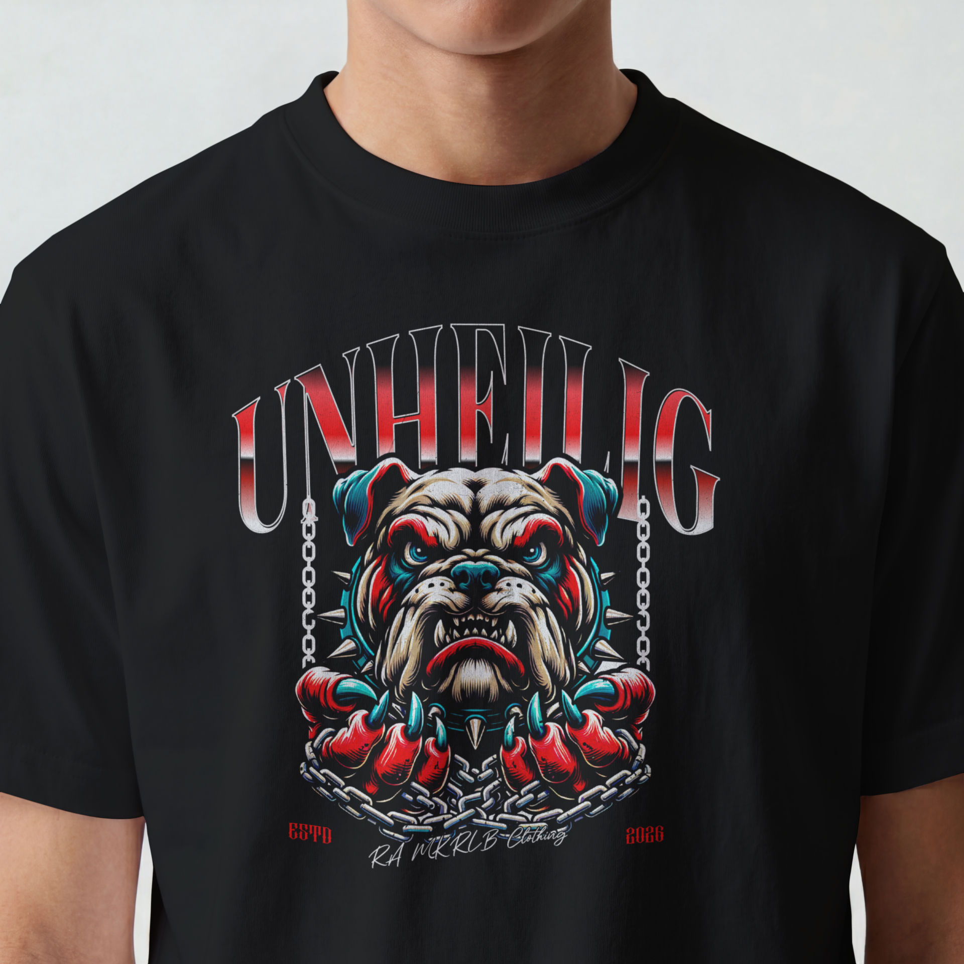 RA MKRLB "UNHEILIG" Bulldogge T-Shirt – Gothic Metal Streetwear mit Stachelhalsband und Ketten-Print