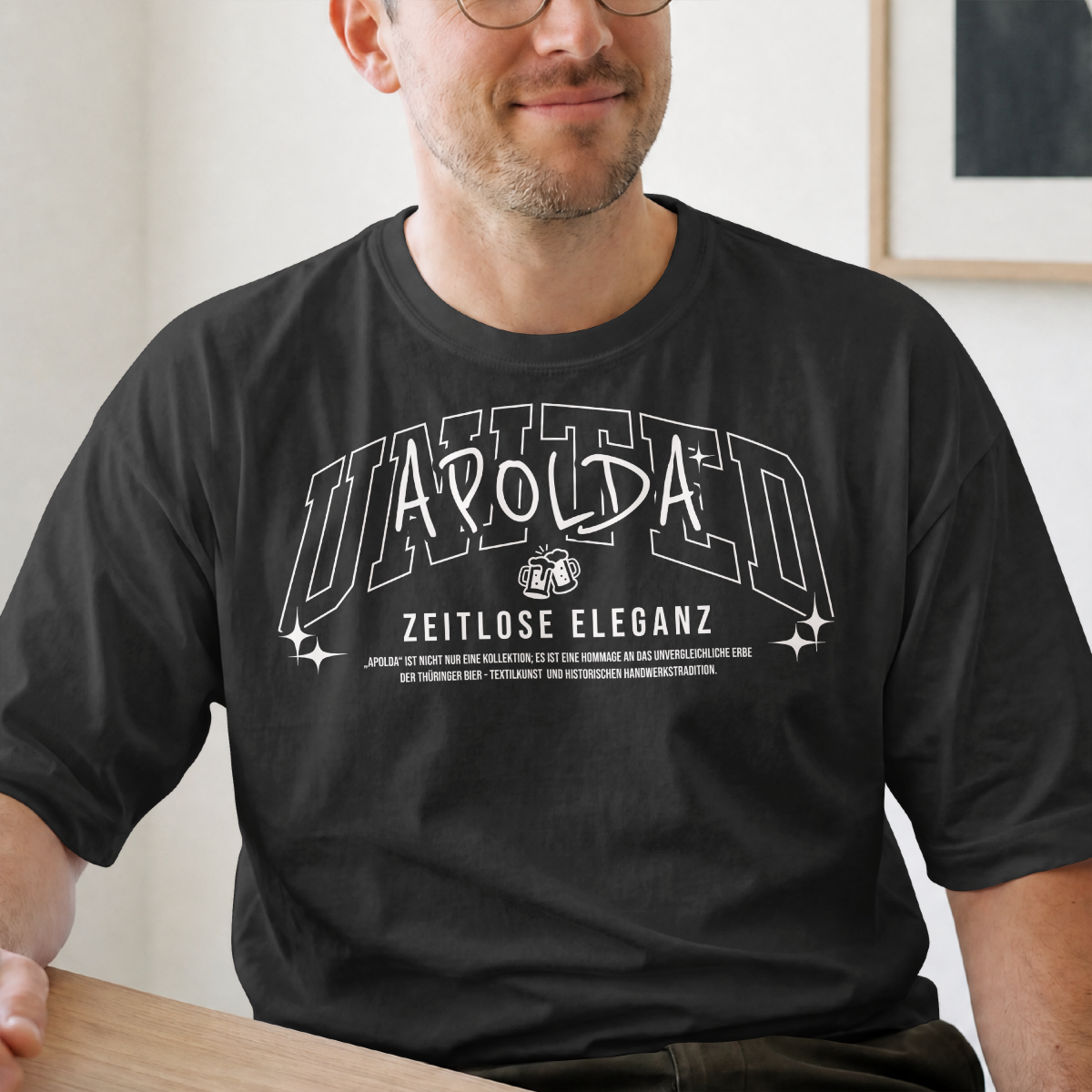 Premium Herren T-Shirt "United Apolda" – Zeitlose Eleganz, Thüringen Heimat-Shirt mit Bier & Textilkunst Print