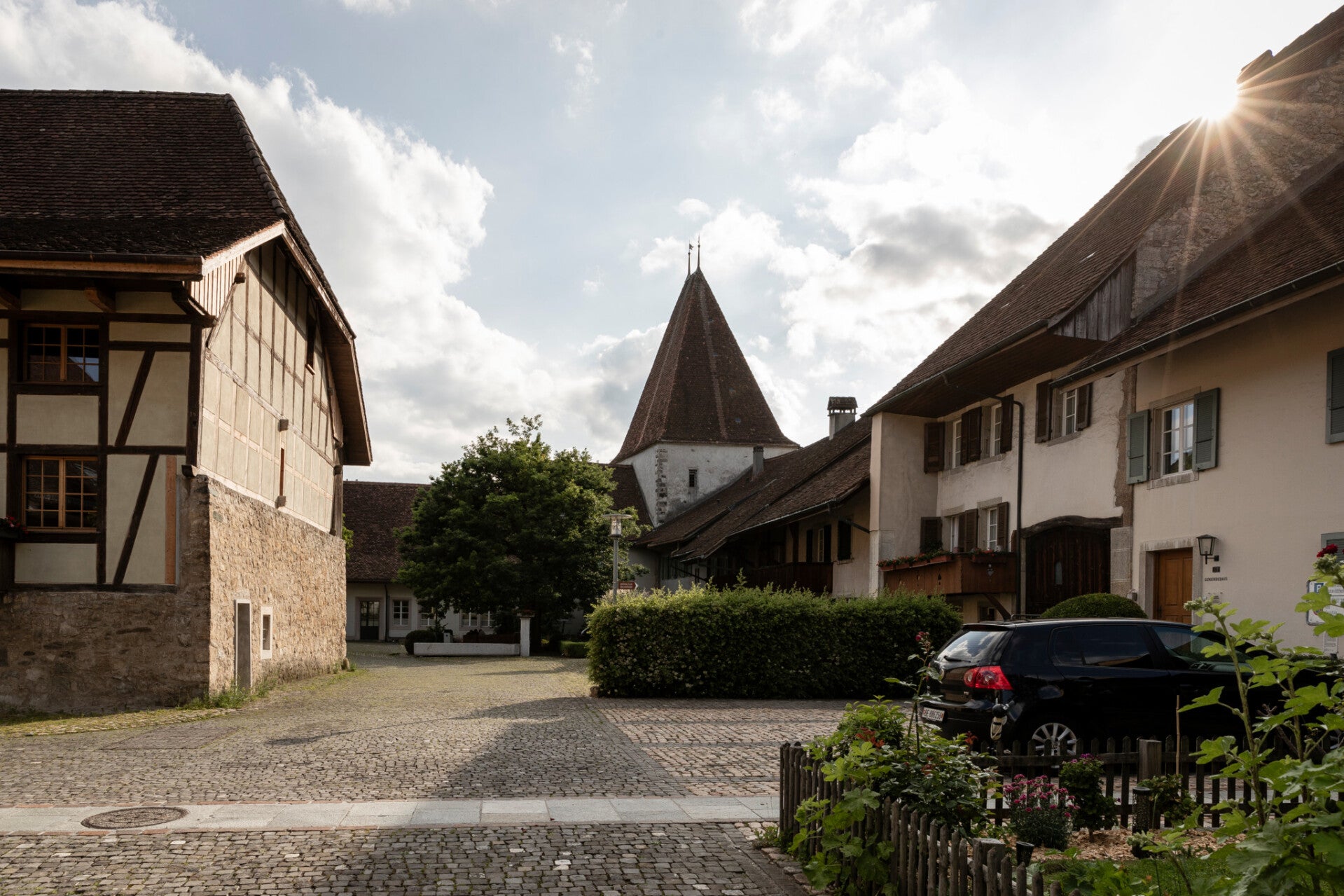 Wiedlisbach Hinterstädtli mit Turm Kopfsteinpflaster 