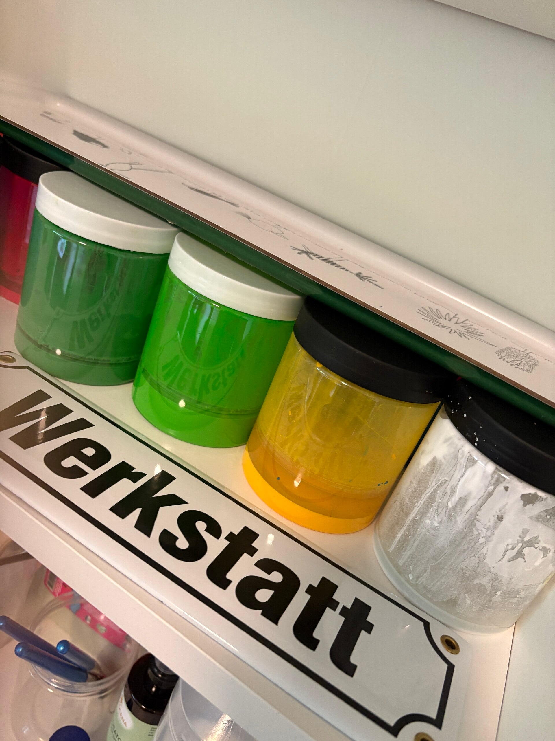 Im Malatelier Acrylfarben ein Schuld Werkstadt