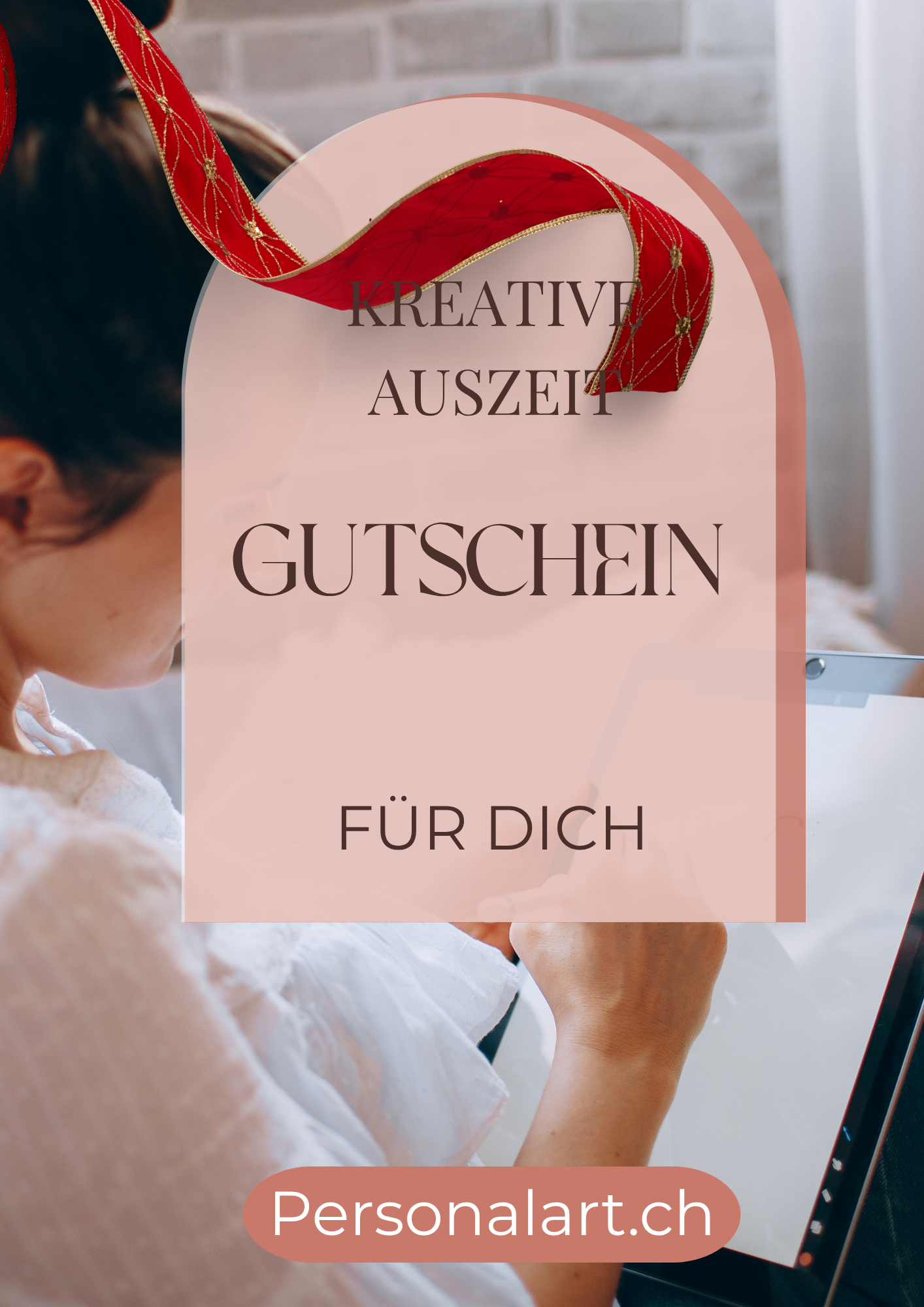 Gutschein im Hintergrund mit Frau entspannt am Zeichnen