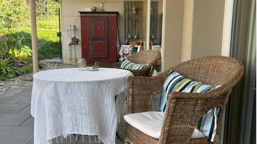 Gemütliche Sitzecke auf  meiner Terrasse mit zwei Korbsessel und rundem Tisch