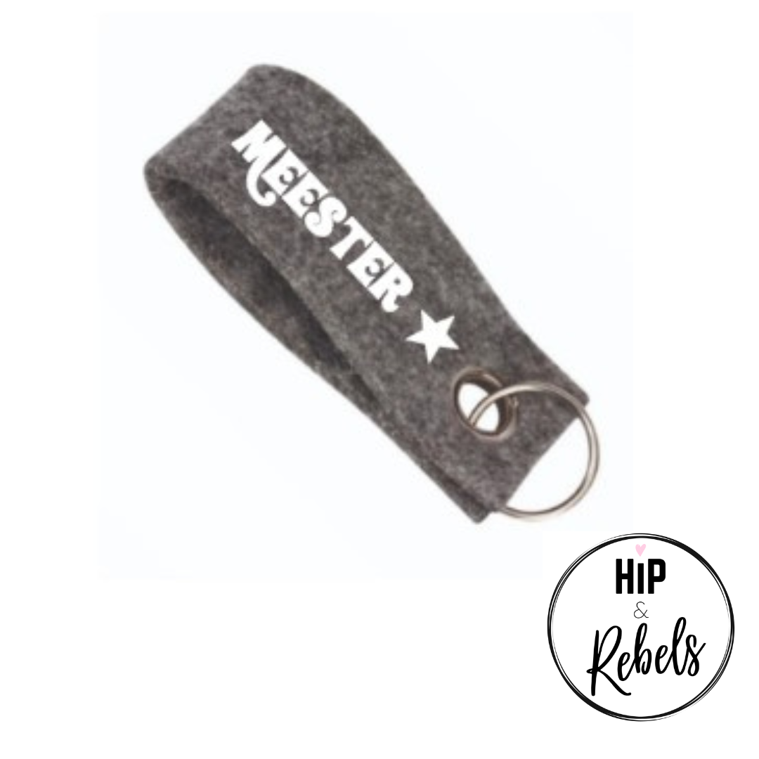 Vilten sleutelhanger - Meester sierlijke M 2 kanten bedrukt