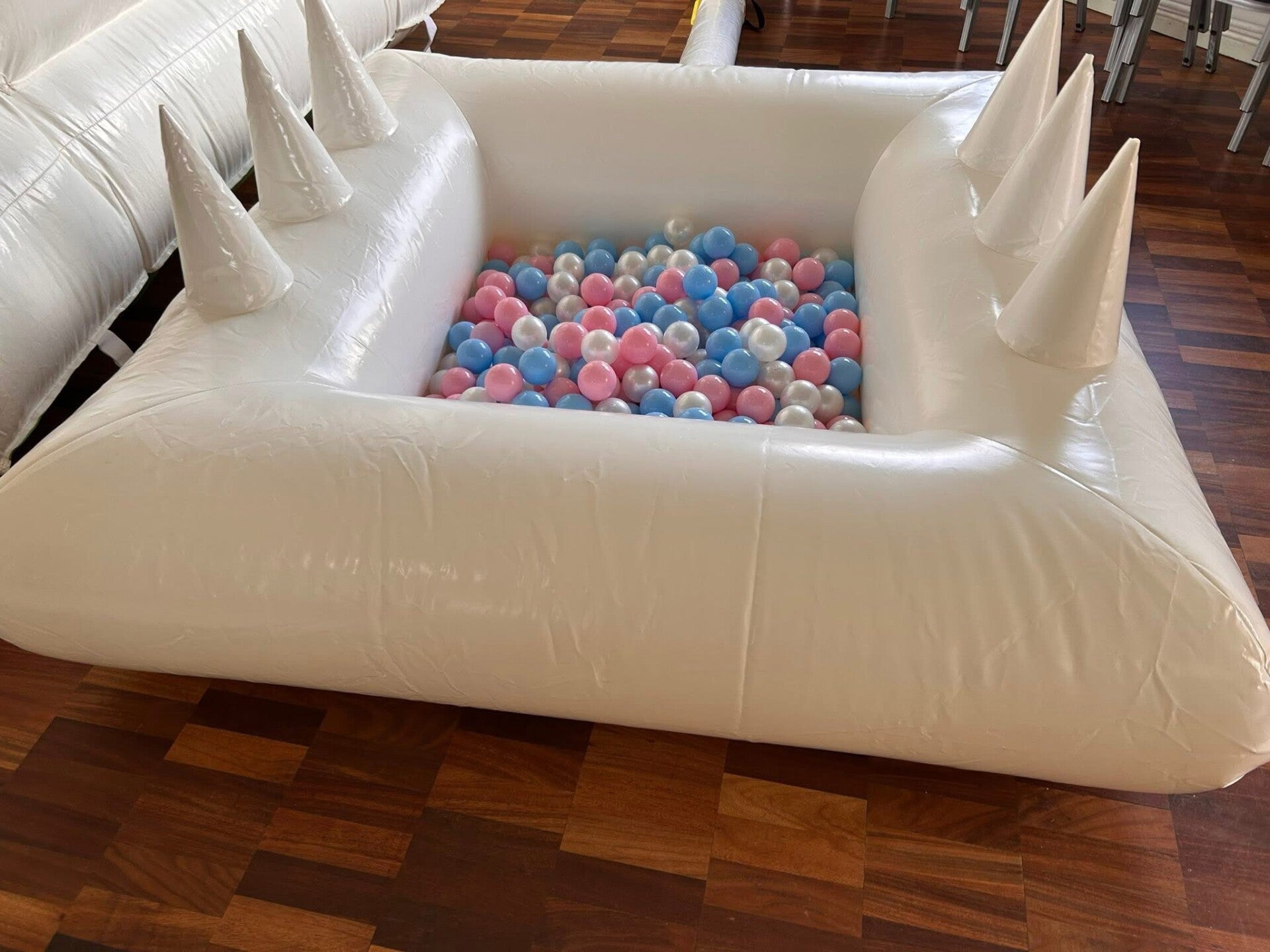 Inflatable ball pit