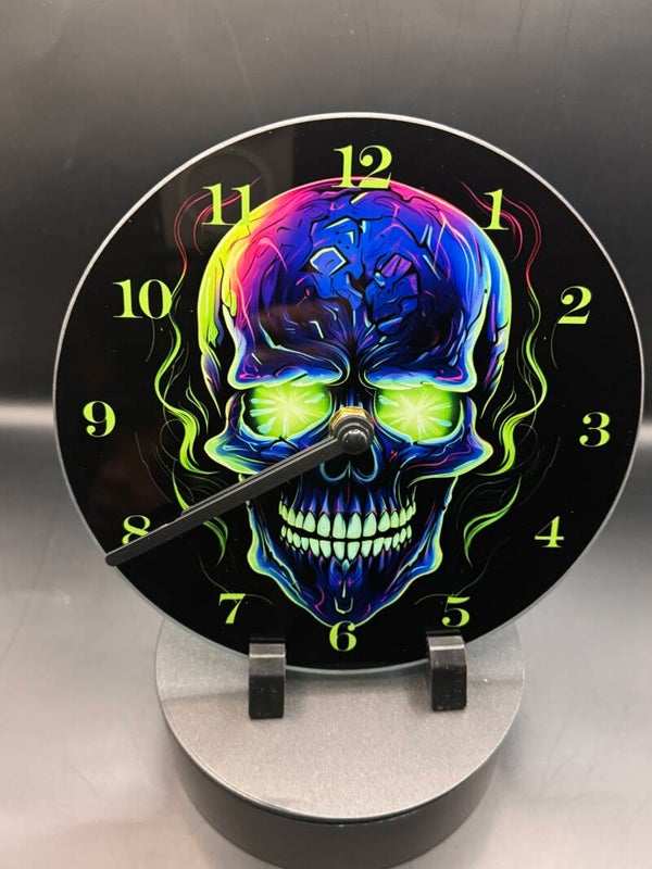Wanduhr aus Glas „Totenkopf“