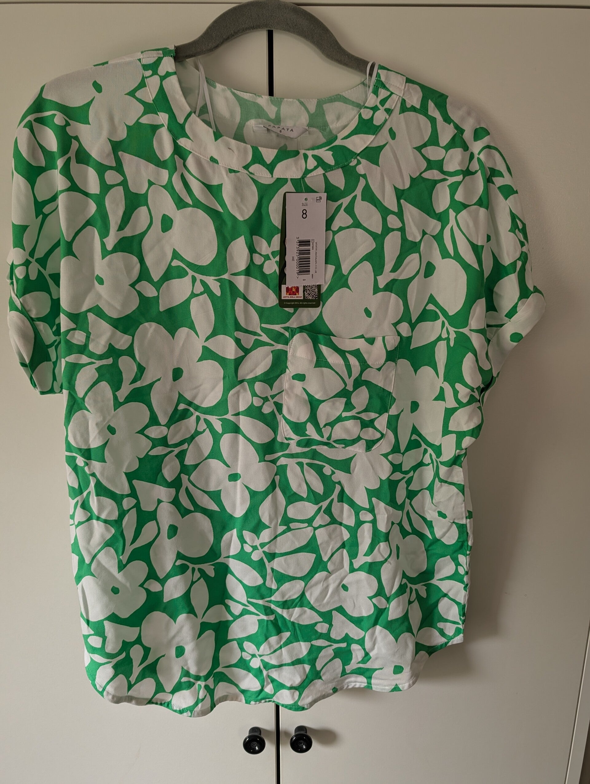 🌿 Papaya Green & White Floral Top – Size 8 🌿