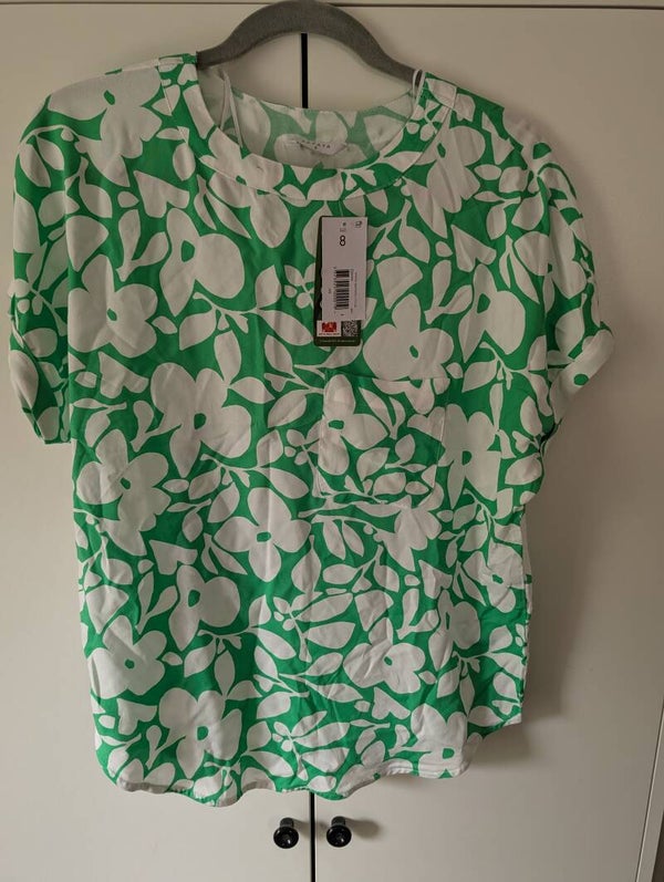 🌿 Papaya Green & White Floral Top – Size 8 🌿