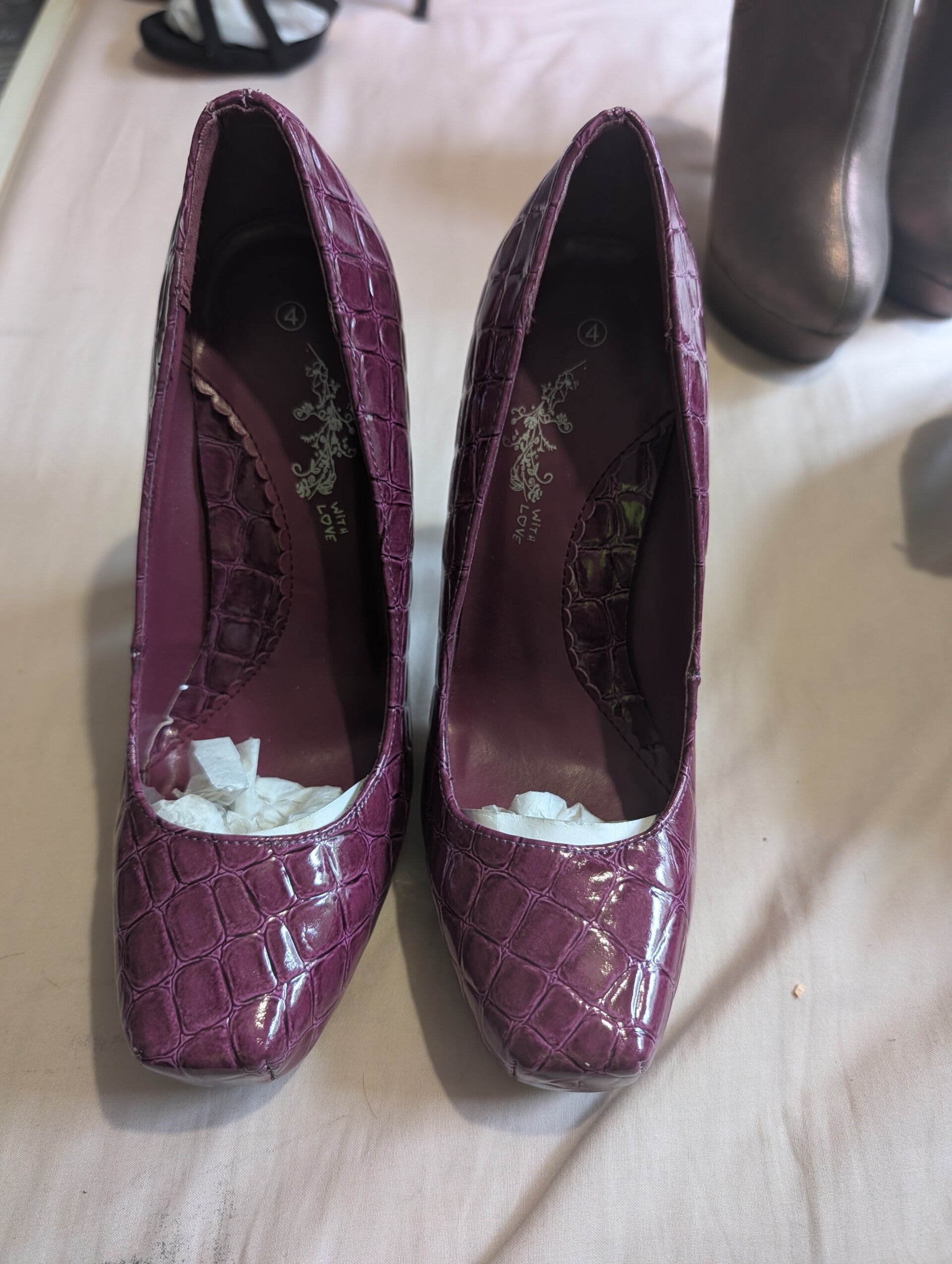 👠 BRAND NEW WITH LOVE PURPLE HEELS – SIZE 4 👠