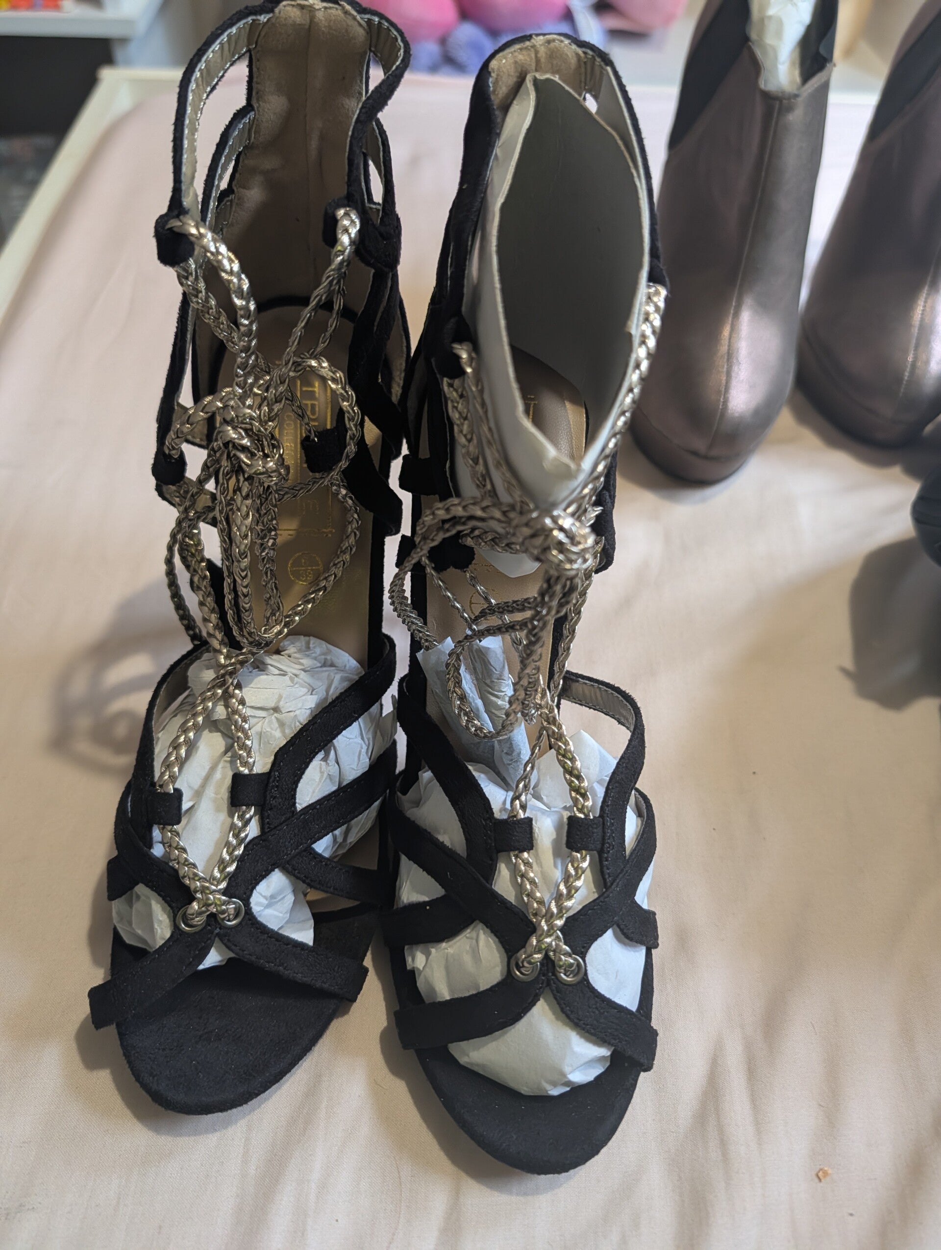 👠 BRAND NEW TRUFFLE COLLECTION HEELS – SIZE 6 👠