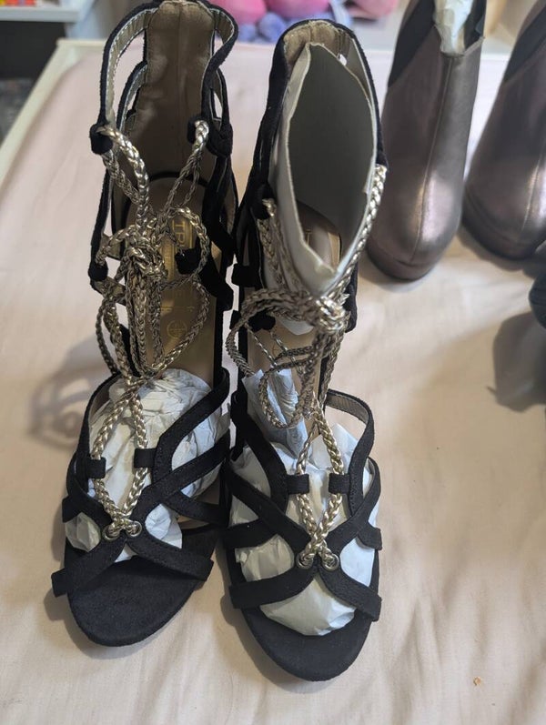 👠 BRAND NEW TRUFFLE COLLECTION HEELS – SIZE 6 👠