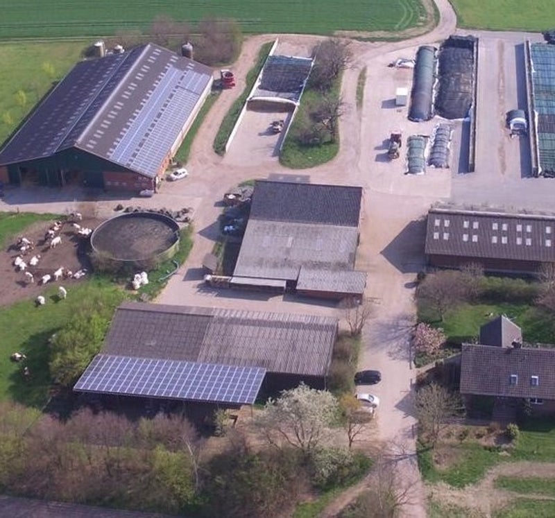 ein großer Bauernhof mit Photovoltaik auf den Dächern und großer Fahrsiloanlage