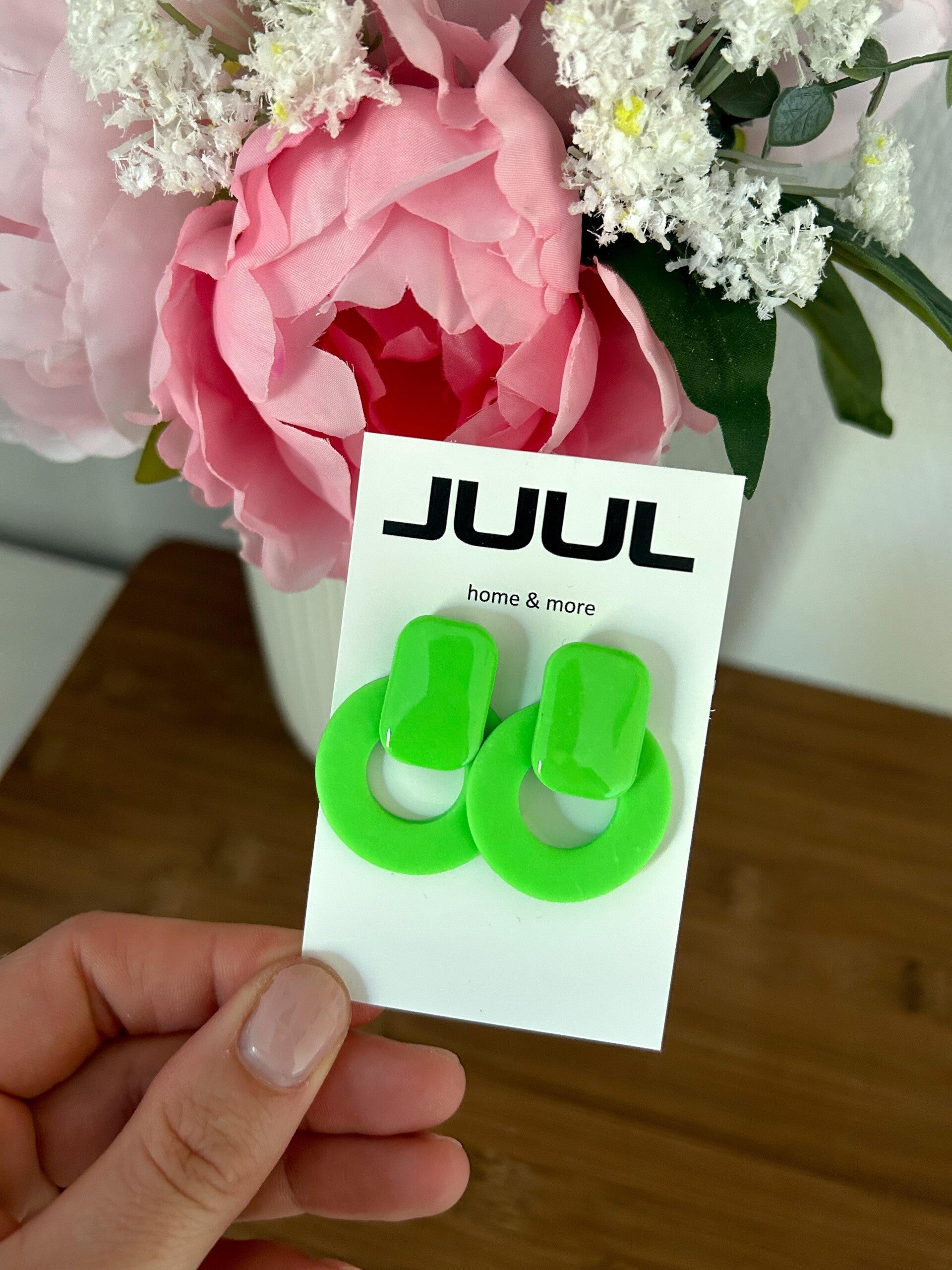 Neon studs rond groen