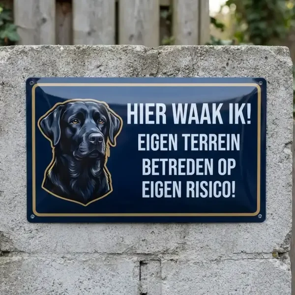 Metalen Waarschuwingsbord - Hier waak ik Zwarte Labrador - Eigen terrein