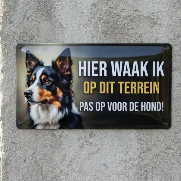 Metalen bord - Hier waak ik