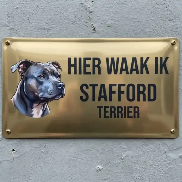 Metal bord Stafford Terrier - Hier waak ik