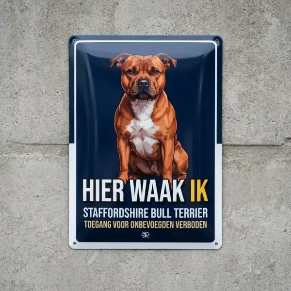 Metalen bord Hier waak ik Staffordshire Bull Terrier | retrobordjes.be