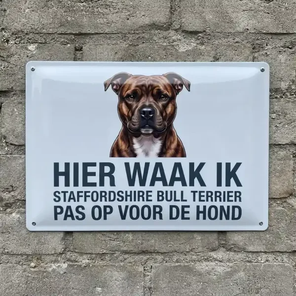 Metalen bord Hier Waak Ik Staffordshire Bull Terrier