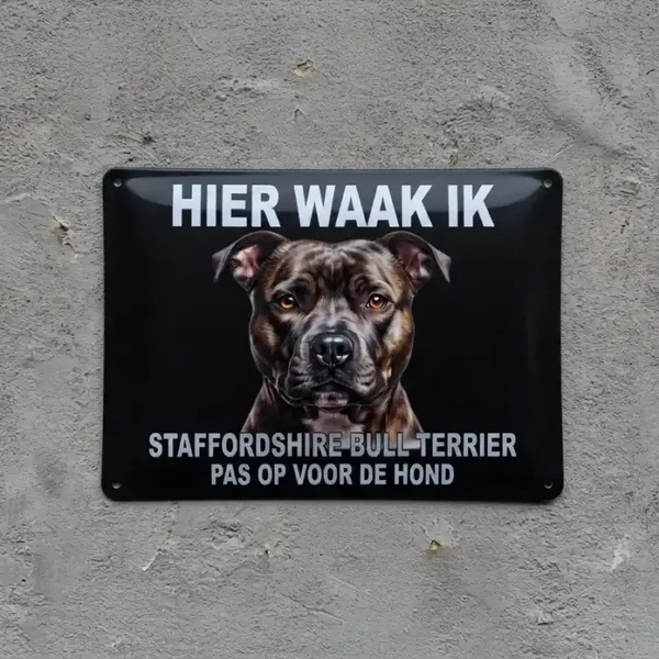 Metal bord Hier waak ik Staffordshire Bull Terrier