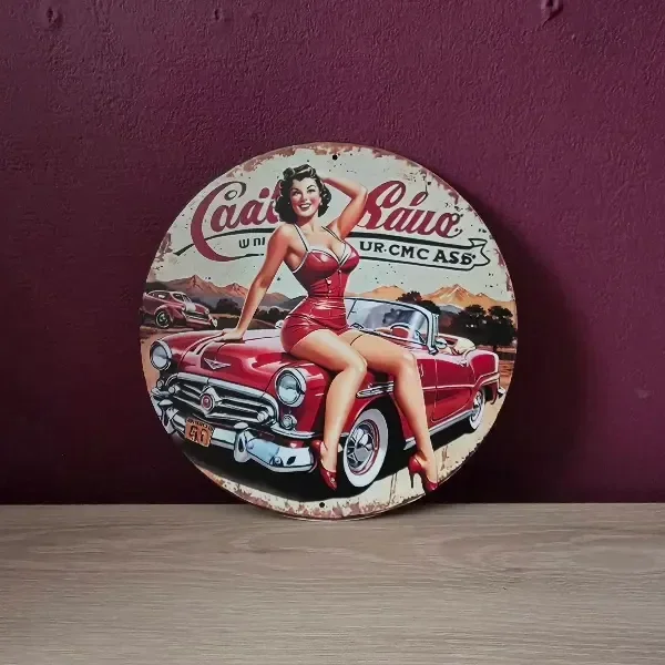 Metalen Wandbord Pin-up met Rode Oldtimer - Rond 20x20cm