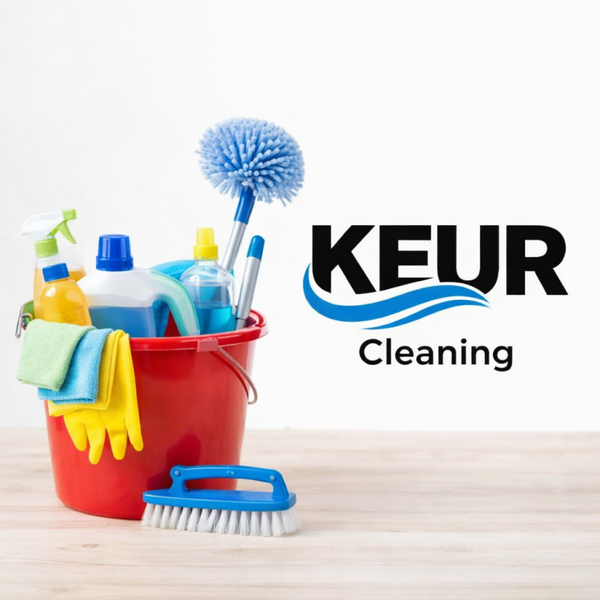 Emmer gevuld met schoonmaak artikelen